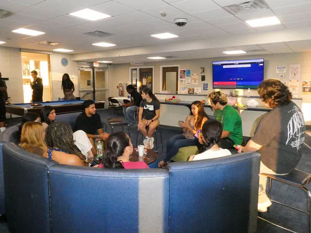 Students gathered for the Yo Sabo game night with LASO and Nuestra Herencia, photograph by Samantha.Visions